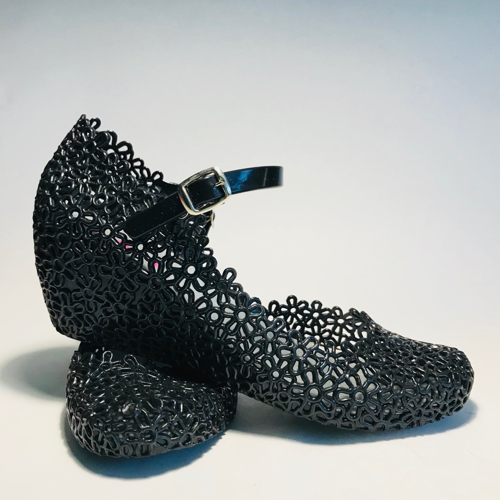 Non MELISSA plastic shoes... cute and comfortable